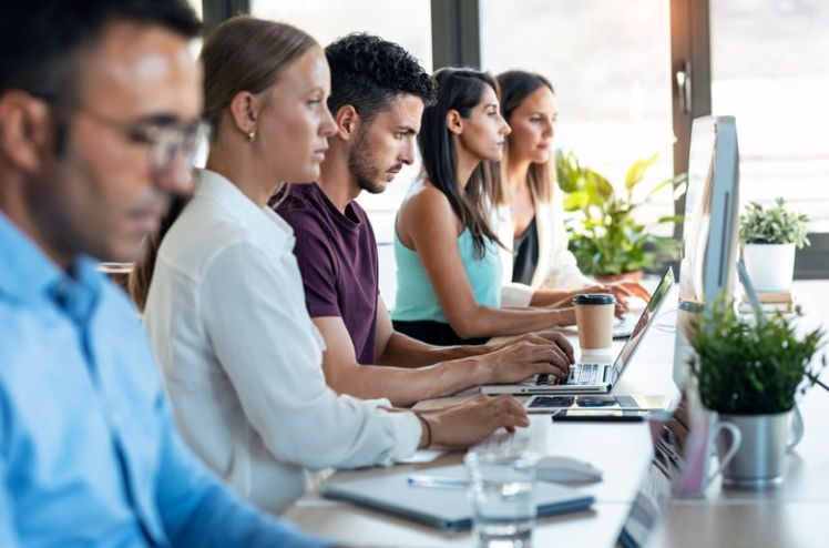 Outsourcing Informático vs. Equipo Interno - Cuál es la Mejor Opción para tu Empresa